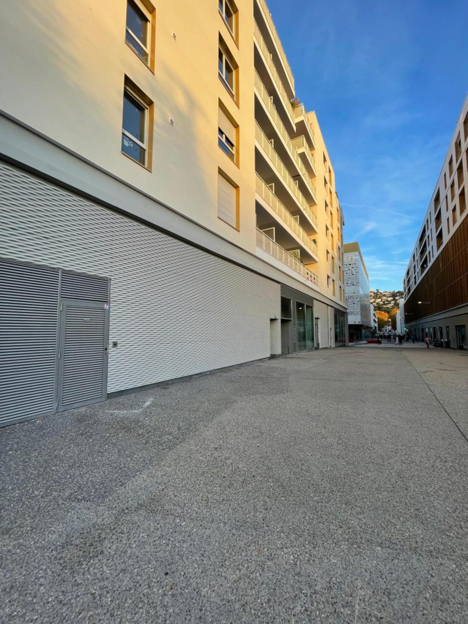 Moderne Luxueux Parking Ac Cote De La