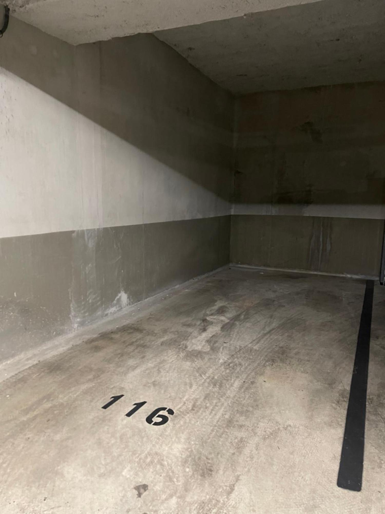 Moderne Luxueux Parking Ac Cote De La