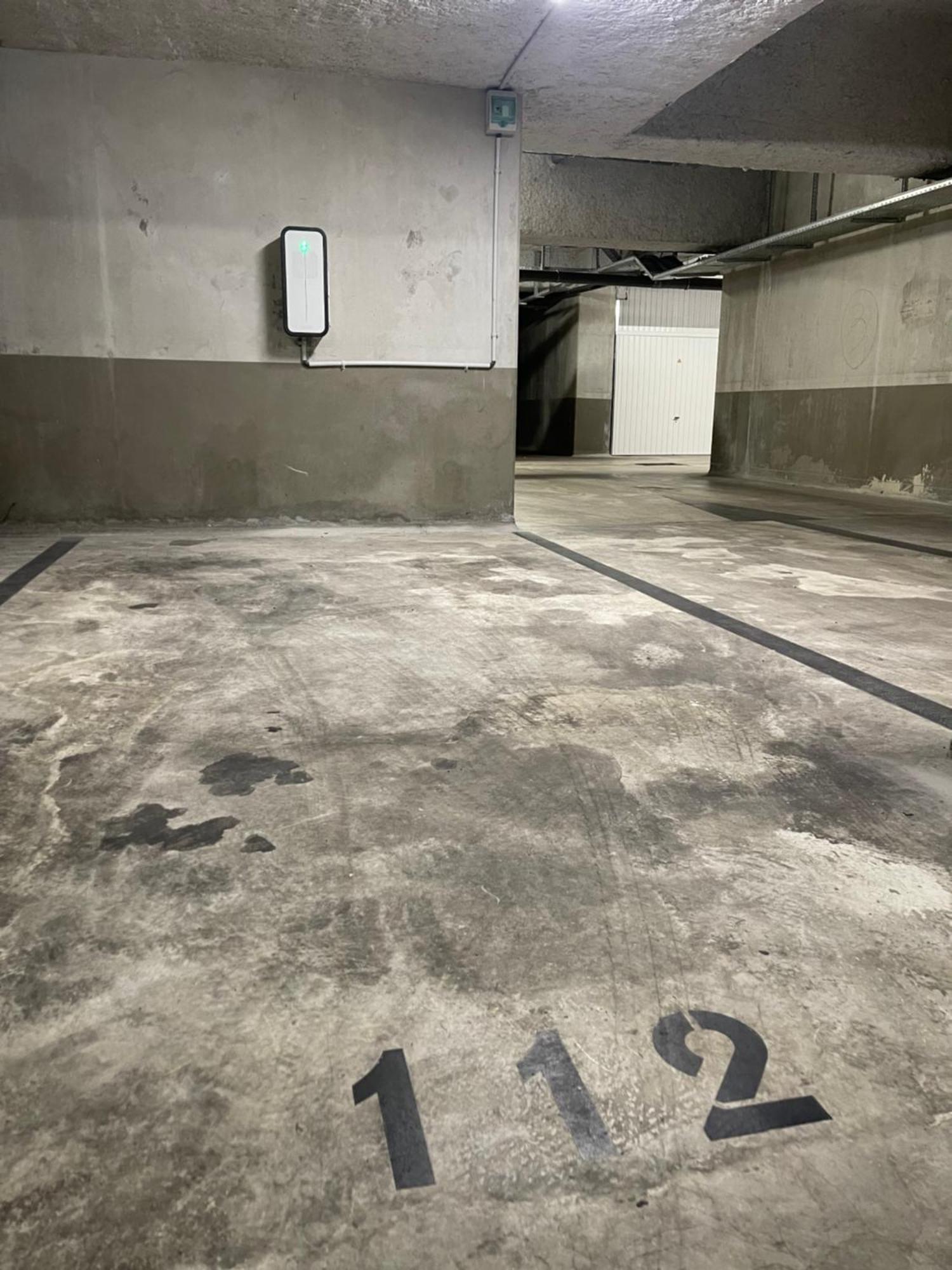 Moderne Luxueux Parking Ac Cote De La *